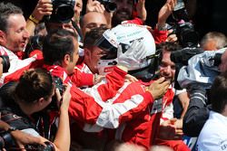 Sebastian Vettel, Ferrari celebra su tercera posición en
parc ferme