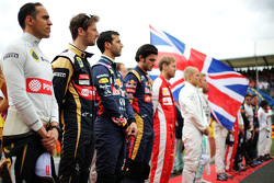 Pastor Maldonado, Lotus F1 Team et Romain Grosjean, Lotus F1 Team alors que la grille respecte l'hymne national