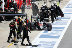 Fernando Alonso, McLaren MP4-30 s'arrête aux stands
