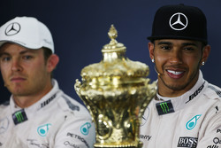 Победитель гонки Льюис Хэмилтон, Mercedes AMG F1на пресс-конференции FIA со своим кубком и напарнико