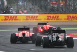 Will Stevens, Manor F1 Team y Roberto Merhi, Manor F1 lideran a  Fernando Alonso, McLaren MP4-30