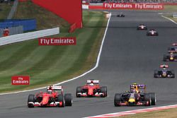 Kimi Raikkonen, Ferrari SF15-T y Daniil Kvyat, Red Bull Racing RB11, pelean por la posición