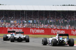 Фелипе Масса, Williams FW37 едет впереди Льюиса Хэмилтона, Mercedes AMG F1 W06 и напарника по команд
