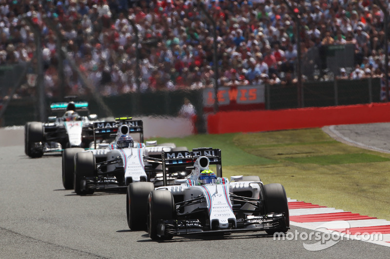 Felipe Massa, Williams FW37 à frente do companheiro de equipe Valtteri Bottas, Williams FW37 e Lewis Hamilton, Mercedes AMG F1 W06