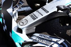 El alerón delantero de Nico Rosberg, Mercedes AMG F1 en el parc ferme