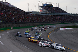 El inicio: Brad Keselowski, Team Penske Ford leads