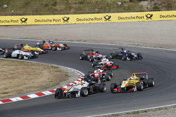 Départ : Markus Pommer, Motopark Dallara Volkswagen dépasse Antonio Giovinazzi, Jagonya Ayam with Carlin Dallara Volkswagen pour la tête