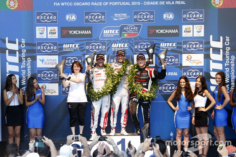 Podium: winnaar Jose Maria Lopez, Citroën C-Elysée WTCC, Citroën World Touring Car team, tweede Séba