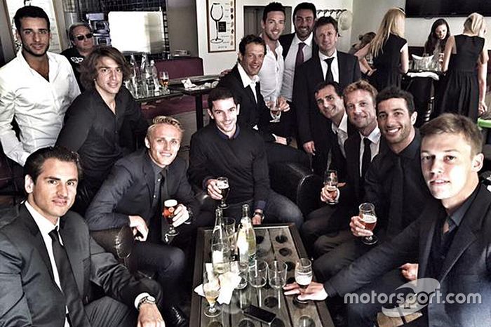 Pilotos celebram a vida de Jules Bianchi após o funeral: Adrian Sutil, Roberto Mehri, Max Chilton, Alexander Rossi, Alexander Wurz, Allan McNish, Pedro de la Rosa, Jenson Button, Daniel Ricciardo, Daniil Kvyat