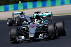 Lewis Hamilton, Mercedes AMG F1 W06 à frente de Nico Rosberg, Mercedes AMG F1 W06