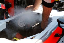 Mecánicos enfrían la cabina de Daniel De Jong, MP Motorsport