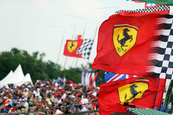 Des fans et des drapeaux Ferrari