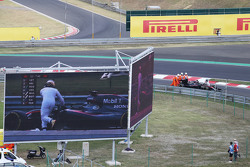 Fernando Alonso, spinge la sue McLaren MP4-30 in pit lane durante le qualifiche