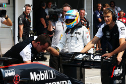 O McLaren MP4-30 de Fernando Alonso, McLaren é empurrado durante classificação