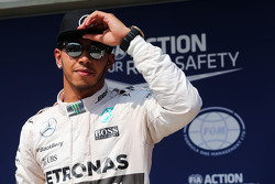 Lewis Hamilton, Mercedes AMG F1 celebra pole position no parc ferme
