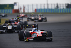 Nicholas Latifi, MP Motorsport davanti a Nick Yelloly, Hilmer Motorsport