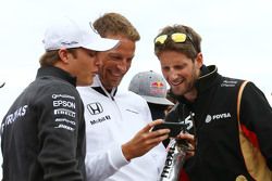 Nico Rosberg, Mercedes AMG F1, com Jenson Button, McLaren e Romain Grosjean, Lotus F1 Team no desfile dos pilotos