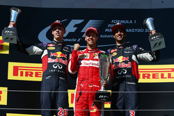 Podio: secondo posto Daniil Kvyat, Red Bull Racing, il vincitore Sebastian Vettel, Ferrari e terzo p