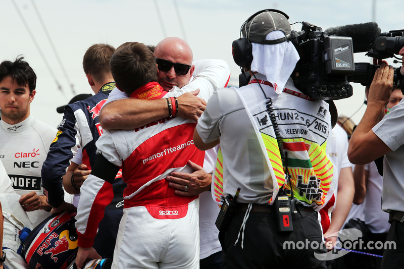 Philippe Bianchi, padre de Jules Bianchi, con Will Stevens, Manor F1 Team, en la parrilla