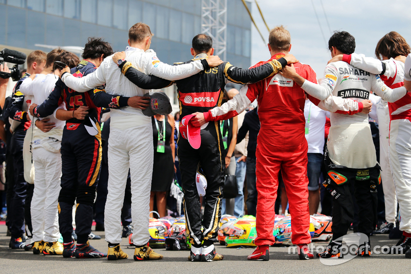 drivers observe tribute to Jules Bianchi on grid