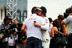 Fernando Alonso, McLaren con Tom Bianchi, on the grid