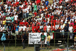 фанати observe the pre-race tribute to Жуль Бьянкі