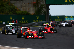 Sebastian Vettel, Ferrari SF15-T mène au départ de la course
