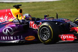 Daniel Ricciardo, Red Bull Racing RB11 with damage to his car