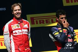 Il vincitore Sebastian Vettel, Ferrari, festeggia sul podio con Daniel Ricciardo, Red Bull Racing