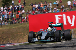 Льюис Хэмилтон, Mercedes AMG F1 W06 широко вышел из поворота