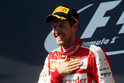Le vainqueur Sebastian Vettel, Ferrari fête sa victoire sur le podium