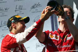 Winnaar Sebastian Vettel, Ferrari viert op het podium met technisch directeur James Allison
