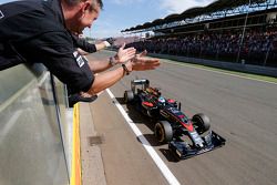 Fernando Alonso, McLaren Honda pasa por la meta