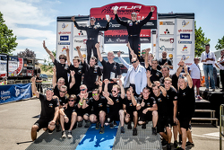 Нани Рома и команда X-raid на финишном подиуме
