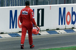 Michael Schumacher, Ferrari, retorna a pé para os boxes após acidente na largada