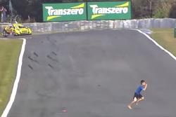 Niño invade pista en Curitiba