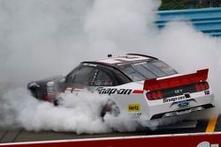 Yarış galibi Joey Logano, Penske Ford Takımı