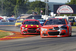 Джастин Алгайер, HScott Motorsports Chevrolet и Джейми МакМарри, Chip Ganassi Racing Chevrolet