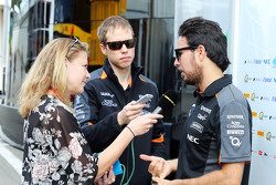 Sergio Pérez, Sahara Force India F1 con Jennie Gow, BBC Radio 5 Live Pitlane Reportero