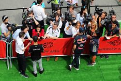 Lewis Hamilton, Mercedes AMG F1 et Daniil Kvyat, Red Bull Racing with the media