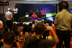 La Conferencia de Prensa FIA: Max Verstappen, Scuderia Toro Rosso; Daniil Kvyat, Red Bull Racing; Wi