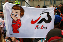 Sebuah berdera penghormatan untuk Jules Bianchi dari fans