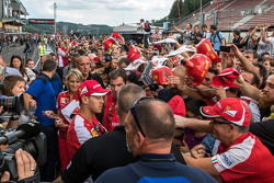 Sebastian Vettel, Ferrari firma autógrafos para los aficionados