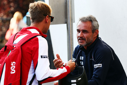 (De izquierda a derecha): Sebastian Vettel, Ferrari con Beat Zehnder, Sauber F1 Team Manager