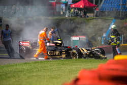 El dañado Lotus F1 E23 de Pastor Maldonado, Lotus F1 Team después de que se estrelló en la primera sesión de entrenamientos