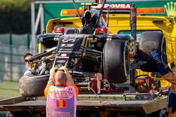 El dañado Lotus F1 E23 de Pastor Maldonado, Lotus F1 Team después de que se estrelló en la primera sesión de entrenamientos