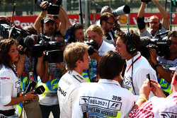 Nico Rosberg, Mercedes AMG F1 avec les médias lors de la deuxième séance d'essais