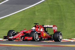 Sebastian Vettel, Ferrari SF15-T envoie des étincelles