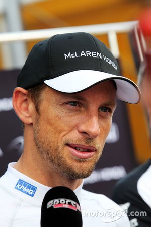 Jenson Button, McLaren avec les médias