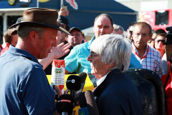 Bernie Ecclestone, em um encontro com fazendeiros belgas